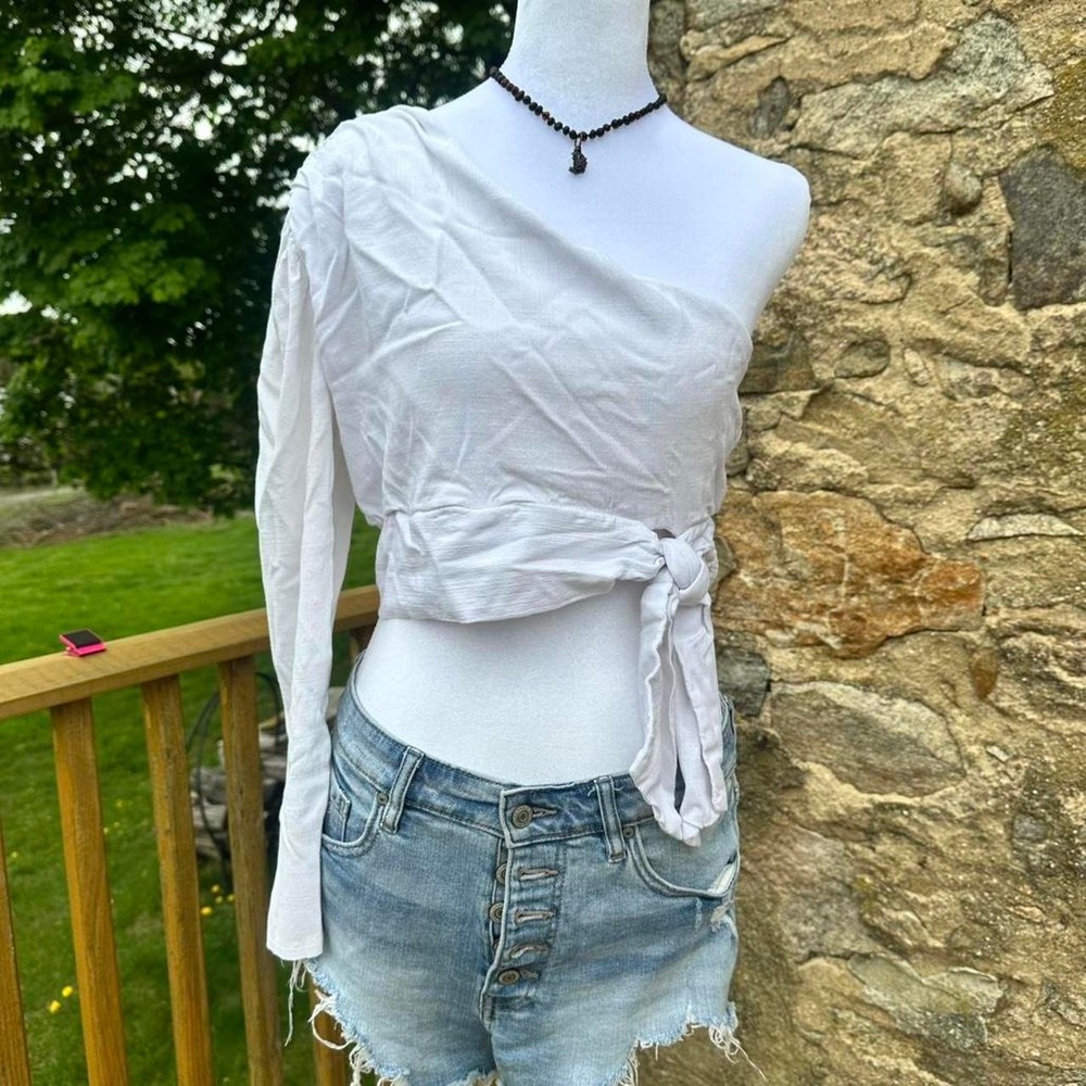 White long sleeve top and no sleeve with tie detail